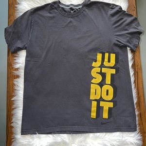 Nike Mens Just Do It T-shirt size XL.  Gray/Gold